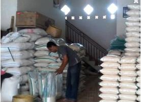 Salah Satu Toko Penjual Sembako di Pasar Darurat Kuningan